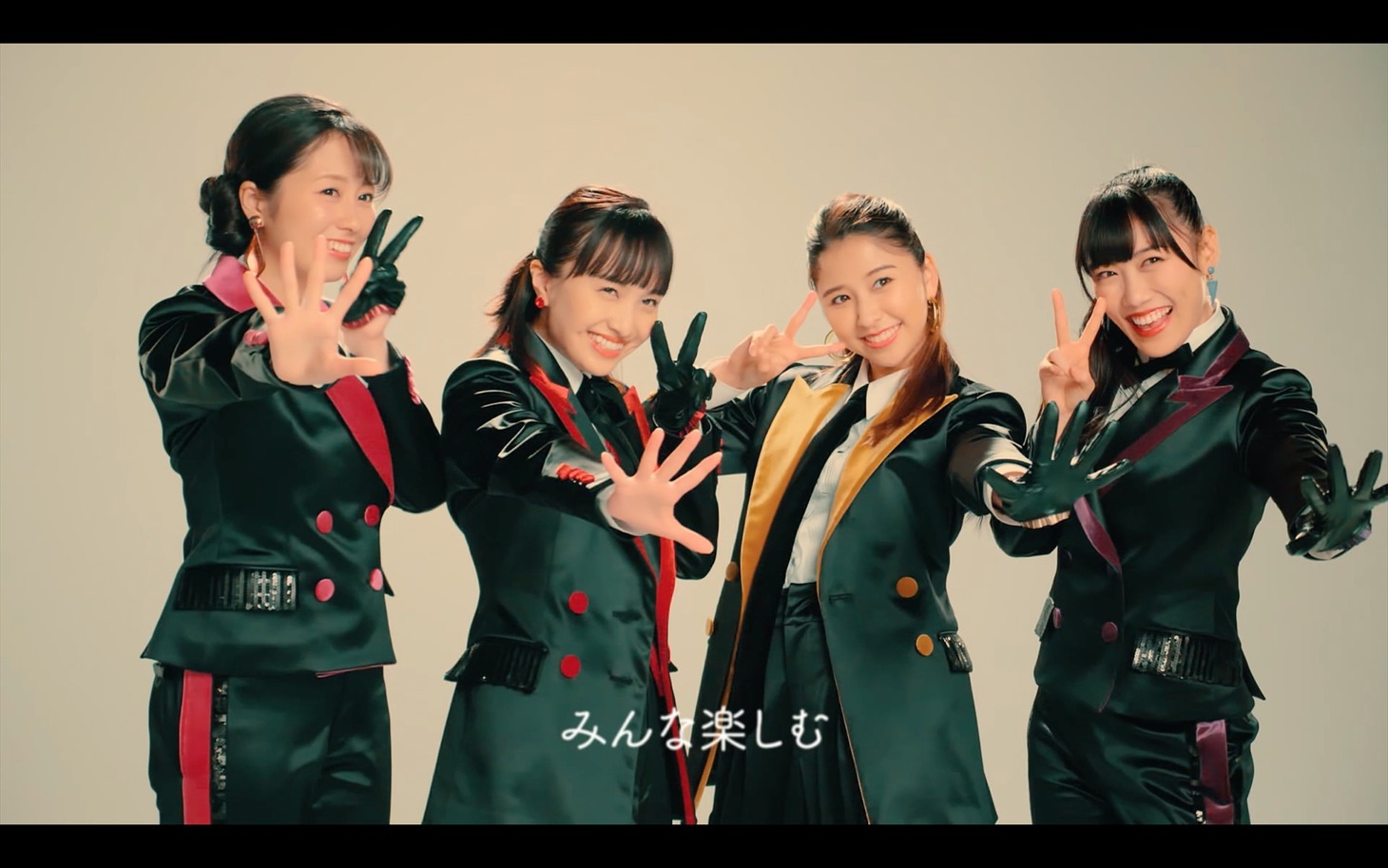 「The Show」のMVのワンシーン。