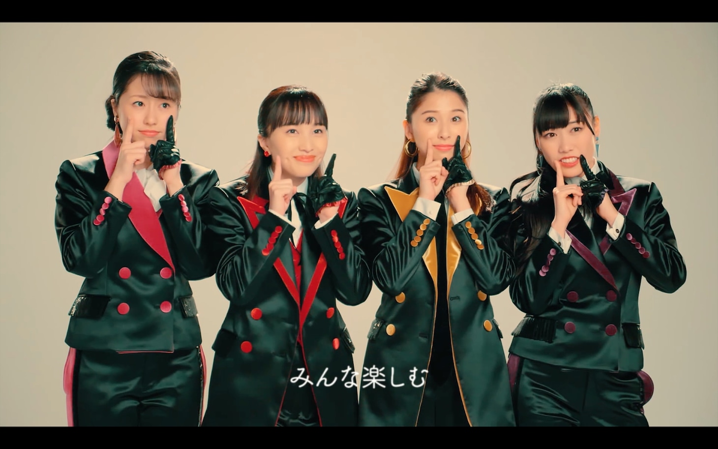 「The Show」のMVのワンシーン。