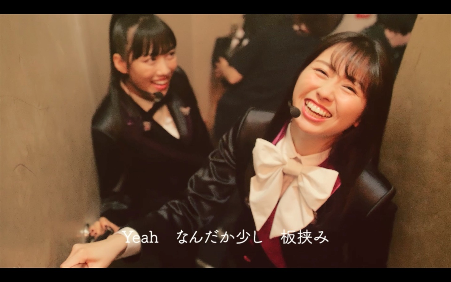 「The Show」のMVのワンシーン。