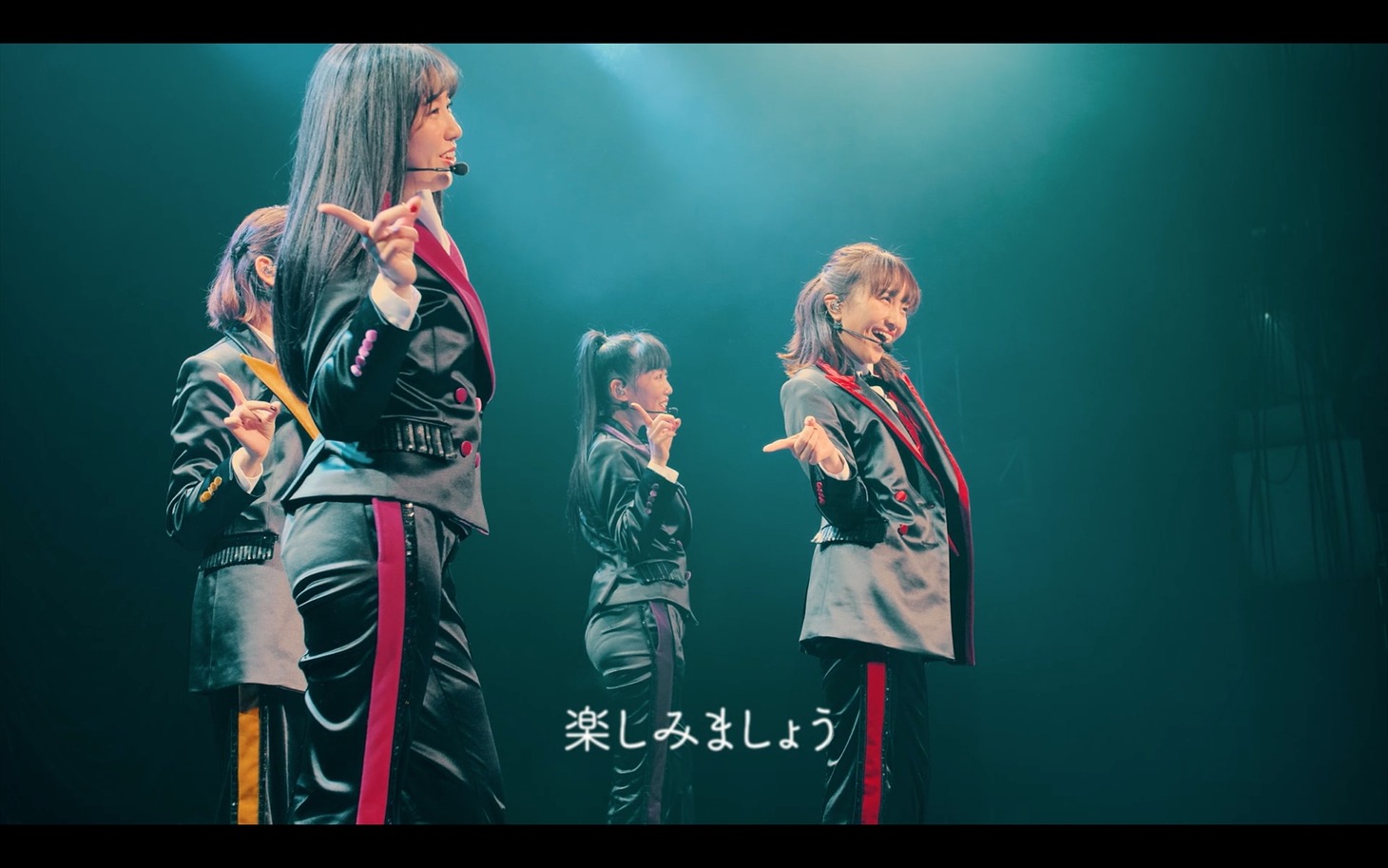 「The Show」のMVのワンシーン。