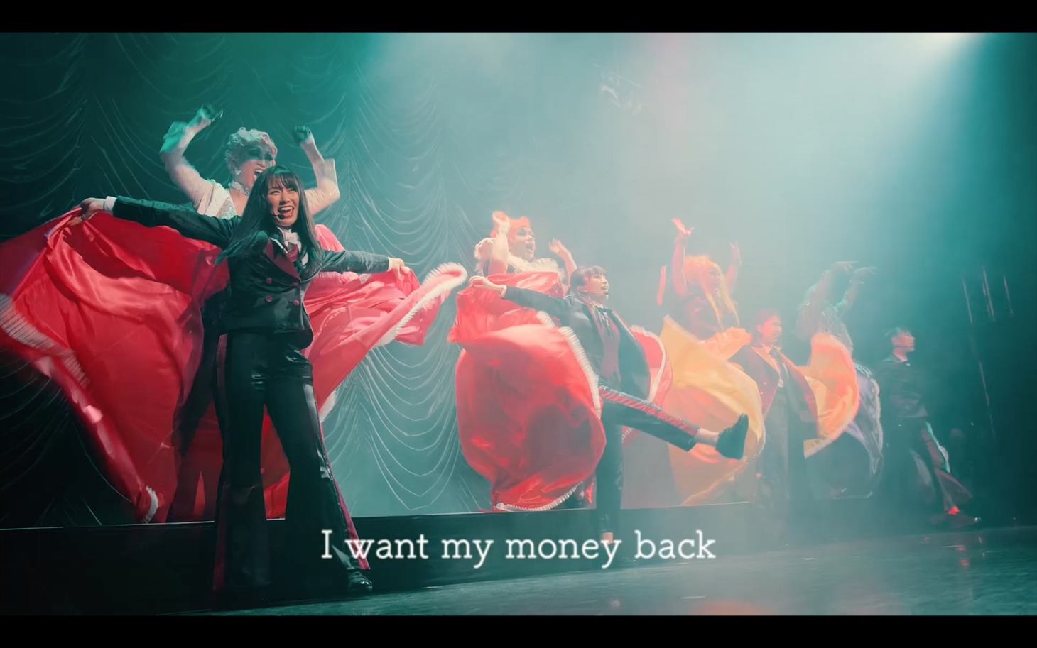 「The Show」のMVのワンシーン。