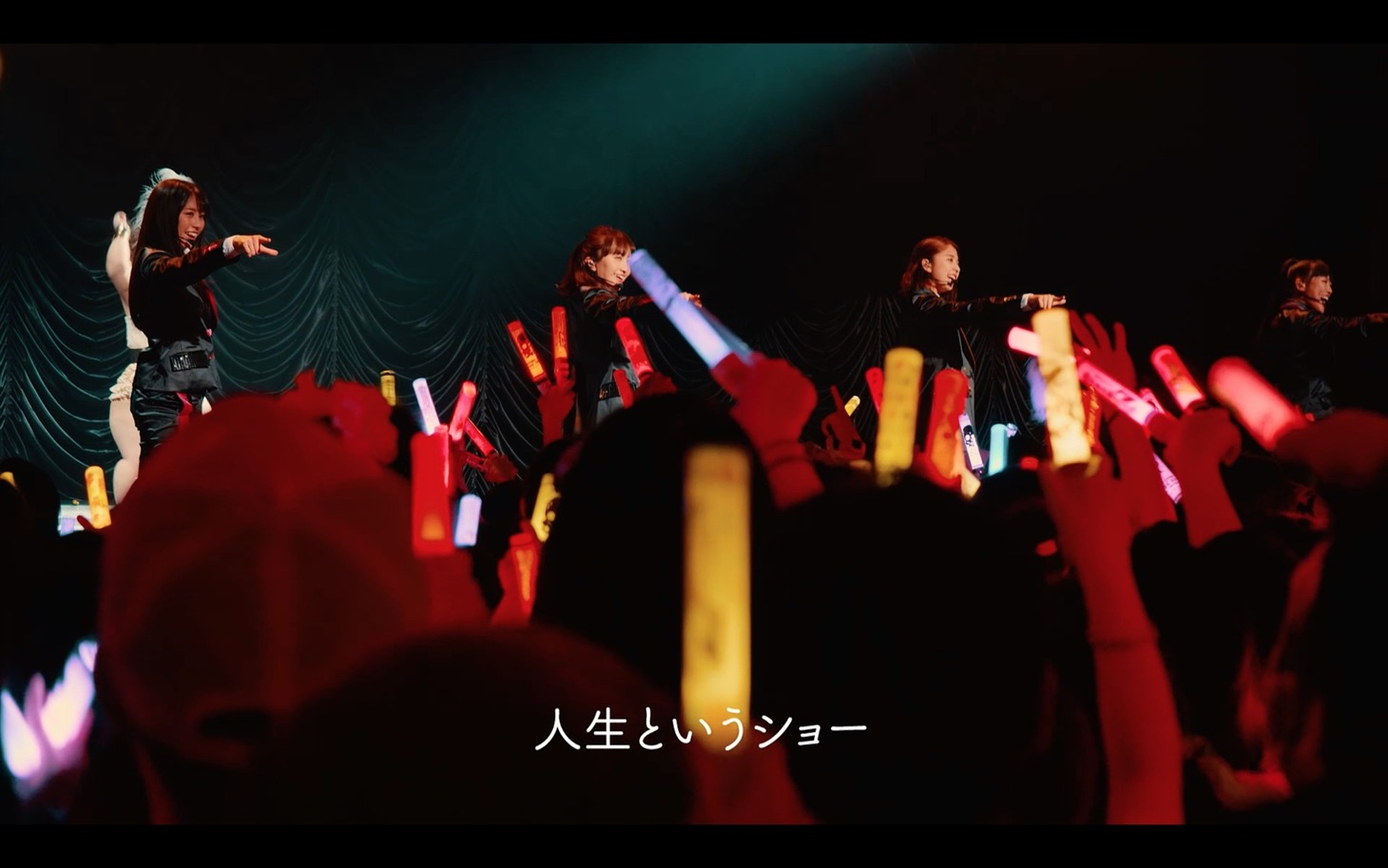 「The Show」のMVのワンシーン。