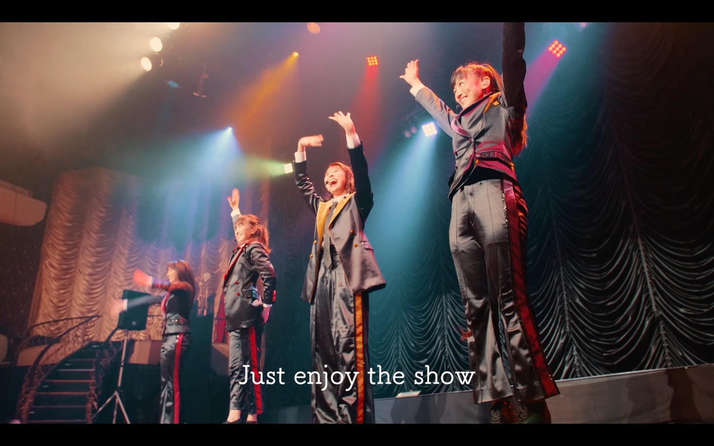 「The Show」のMVのワンシーン。