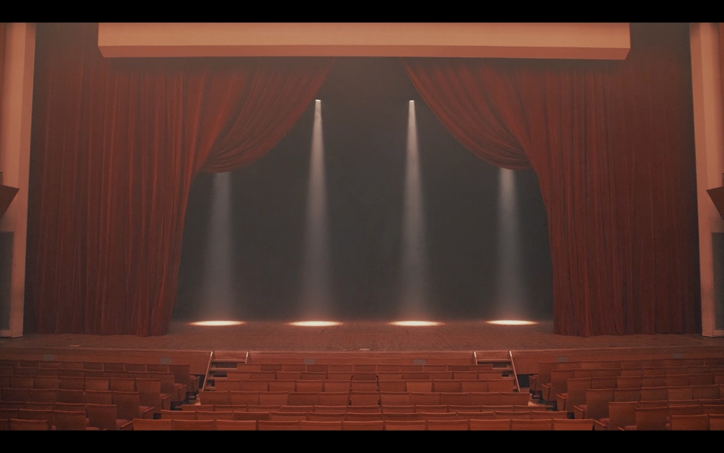 「The Show」のMVのワンシーン。