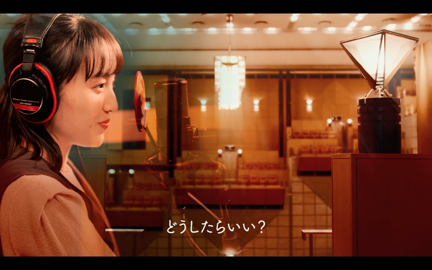 「The Show」のMVのワンシーン。