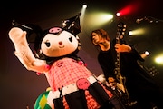 左からクロミ、こやまたくや（G, Vo）。（Photo by Oike Kaori）(c)2019 SANRIO CO., LTD.