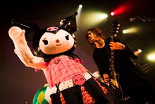 左からクロミ、こやまたくや（G, Vo）。（Photo by Oike Kaori）(c)2019 SANRIO CO., LTD.