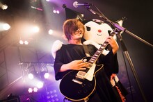 クロミに肩をつかまれたこやまたくや（G, Vo）。（Photo by Oike Kaori）(c)2019 SANRIO CO., LTD.