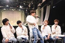 「Bounce To Night」の振付を披露する平野紫耀とそれを見守るメンバー。