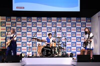 CMソング「OH!」を披露するSHISHAMO。