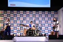 CMソング「OH!」を披露するSHISHAMO。