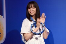 SHISHAMOがCMソング「OH!」を披露する様子を舞台袖で見守る広瀬すず。