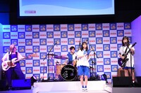 CMソング「OH!」を披露するSHISHAMOと広瀬すず。