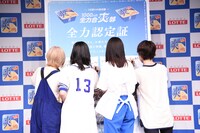 「全力認定証」にメッセージを書き込むSHISHAMOと広瀬すず。