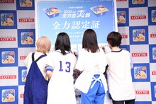 「全力認定証」にメッセージを書き込むSHISHAMOと広瀬すず。