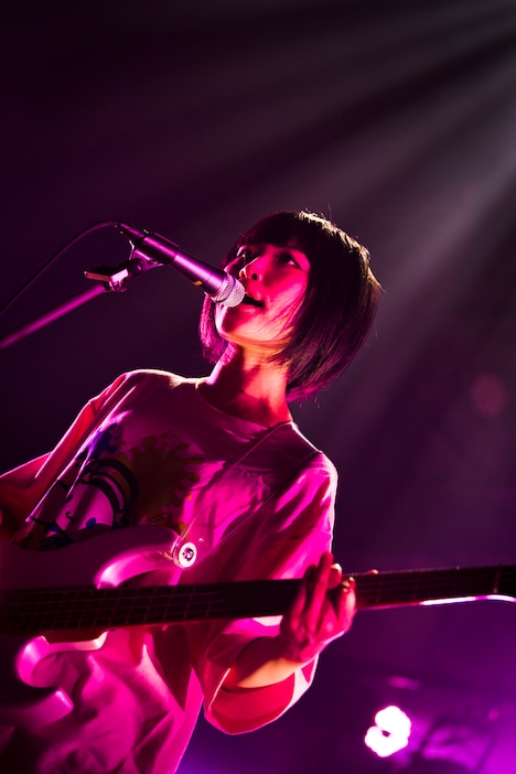 しばたありぼぼ（B, Vo）（Photo by Oike Kaori）(c)2019 SANRIO CO., LTD.