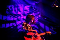 光村龍哉（Vo, G）（撮影：岡田貴之）