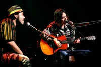 対馬祥太郎（Dr）と光村龍哉（Vo, G）によるアコースティックセッションの様子。（撮影：岡田貴之）