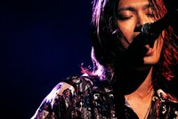 光村龍哉（Vo, G）（撮影：岡田貴之）