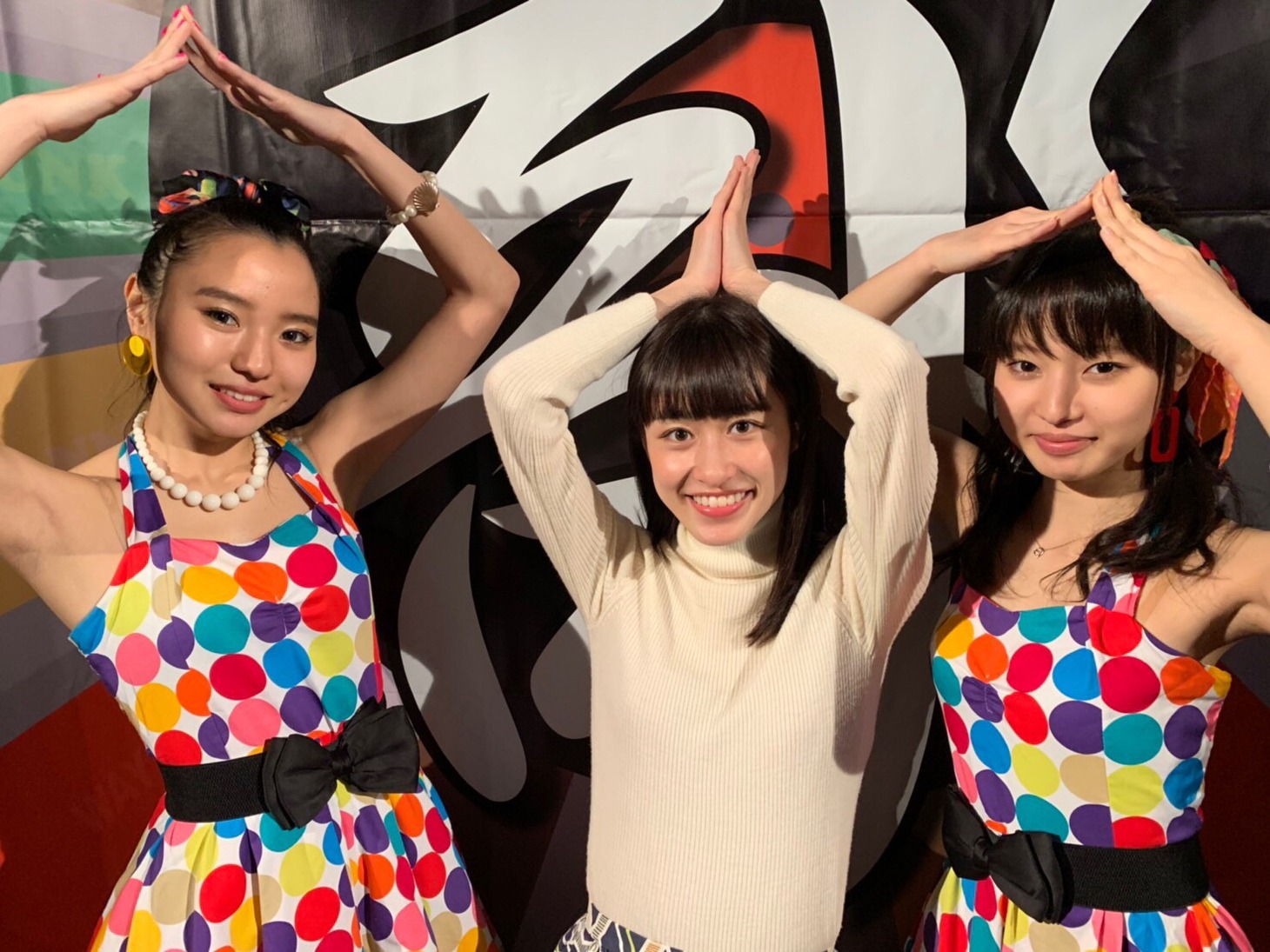 江ノ島爆走ギャルズを結成したWAY WAVEと加納エミリ。