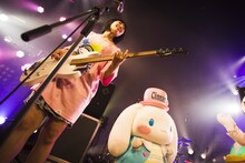 左からしばたありぼぼ（B, Vo）、シナモン。（Photo by Oike Kaori）(c)2019 SANRIO CO., LTD.