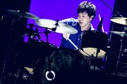 荒井智之(Dr, Cho) (撮影:後藤壮太郎)