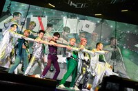 テミン「TAEMIN ARENA TOUR 2019 ～X～」（Xに上付きTMが正式表記）北海道・真駒内セキスイハイムアイスアリーナ公演の様子。（撮影：上飯坂一）