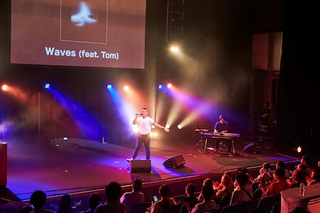 STAR FISHのパフォーマンスの様子。