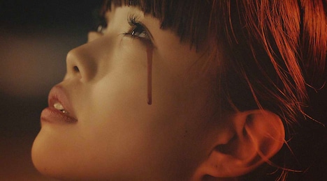 BiSH「DiSTANCE」ミュージックビデオのワンシーン。