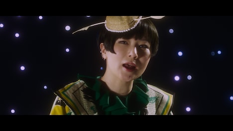 椎名林檎とトータス松本「目抜き通り」MVのワンシーン。