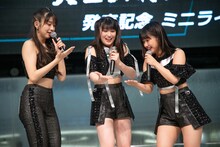 「青春クイズ」で優勝した牧野真莉愛（左）、羽賀朱音（中央）、横山玲奈（右）。
