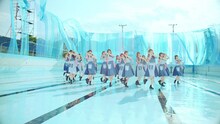 日向坂46「ドレミソラシド」MVのワンシーン。