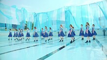 日向坂46「ドレミソラシド」MVのワンシーン。