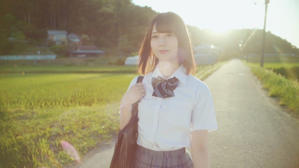 日向坂46「ドレミソラシド」MVのワンシーン。