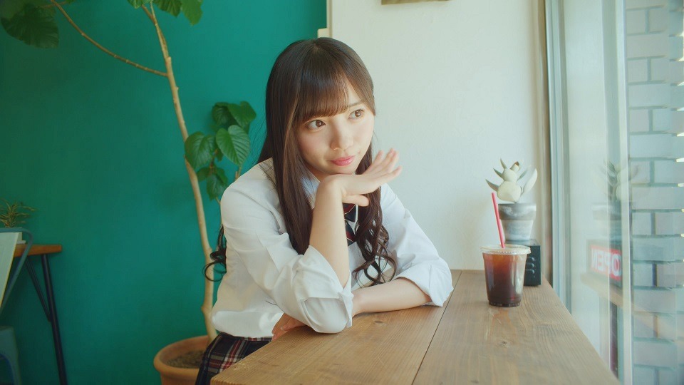 日向坂46「ドレミソラシド」MVのワンシーン。