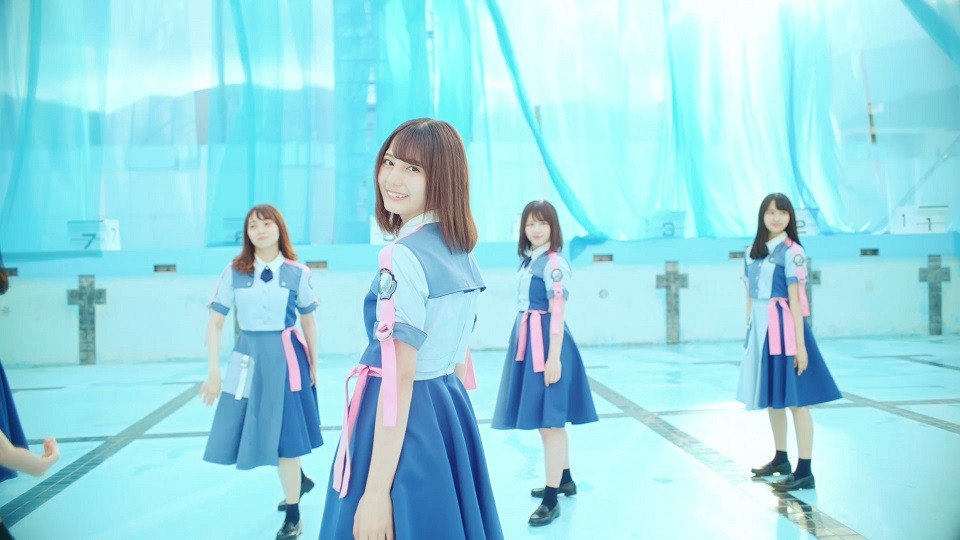 日向坂46「ドレミソラシド」MVのワンシーン。