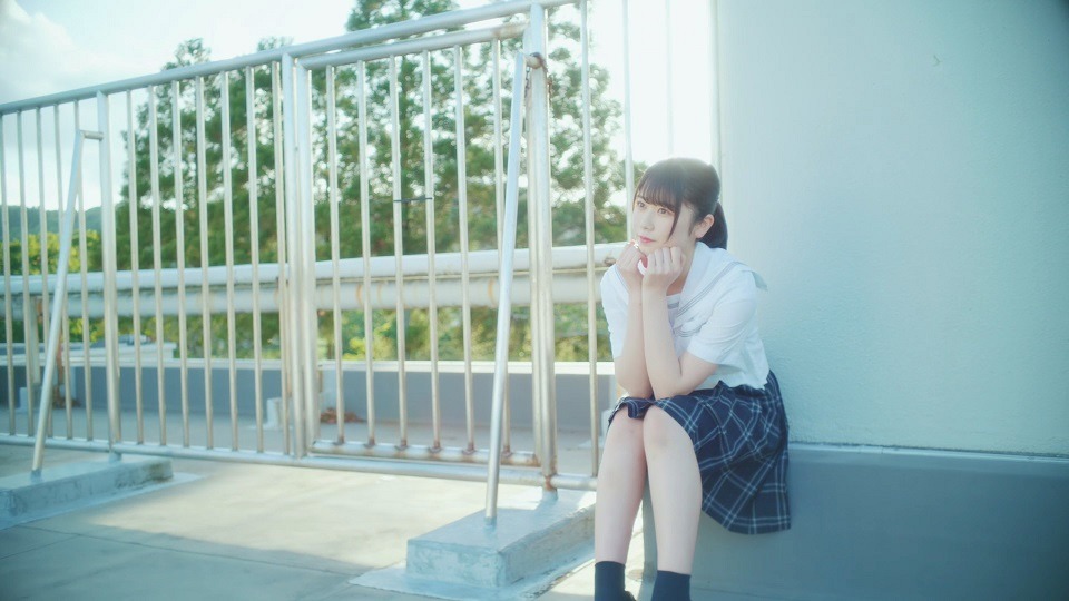 日向坂46「ドレミソラシド」MVのワンシーン。