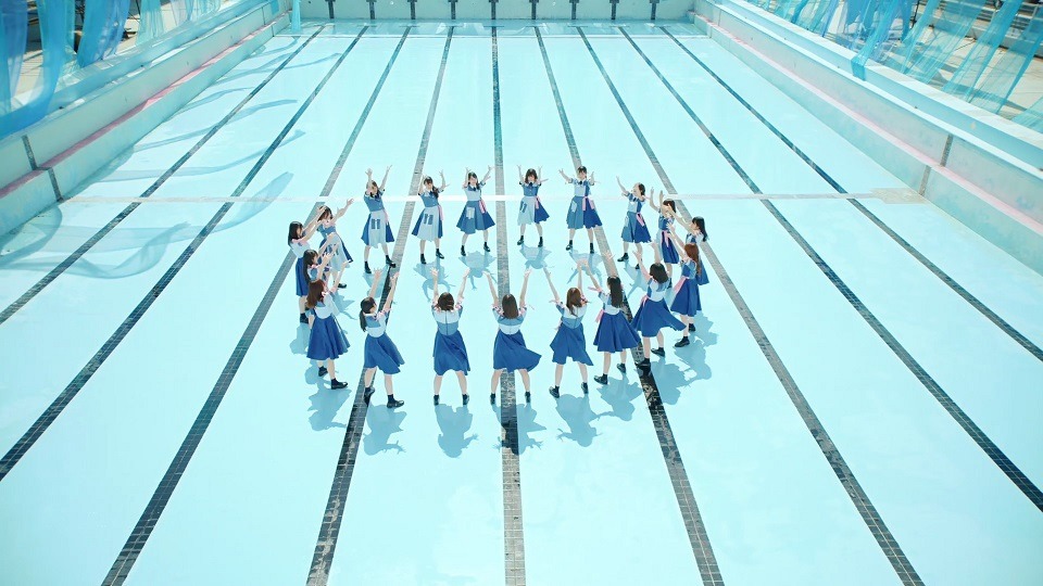 日向坂46「ドレミソラシド」MVのワンシーン。