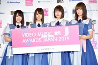 左から渡邉美穂、小坂菜緒、佐々木美玲、佐々木久美。