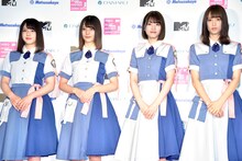 左から渡邉美穂、小坂菜緒、佐々木美玲、佐々木久美。