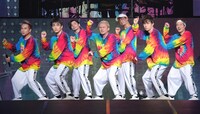 人気画像8位は「DA PUMP、約16年半ぶり日本武道館ワンマンで“バイーンダンス”な新曲初披露」より、左からKIMI、KENZO、U-YEAH、ISSA、TOMO、YORI、DAICHI。（写真提供：エイベックス）