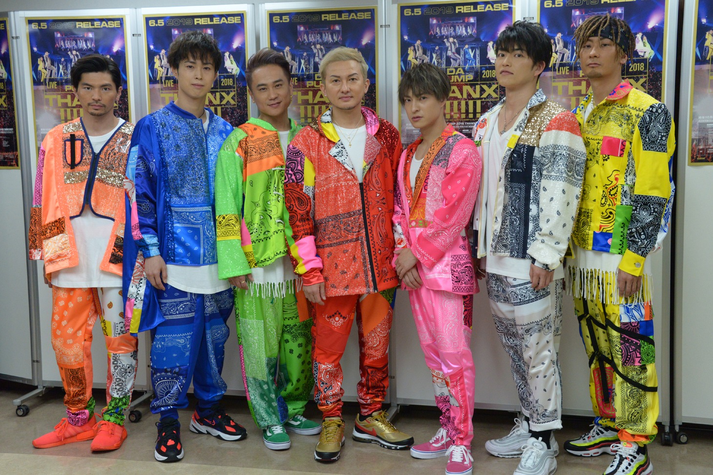 囲み取材の様子。左からU-YEAH、YORI、KIMI、ISSA、DAICHI、KENZO、TOMO。