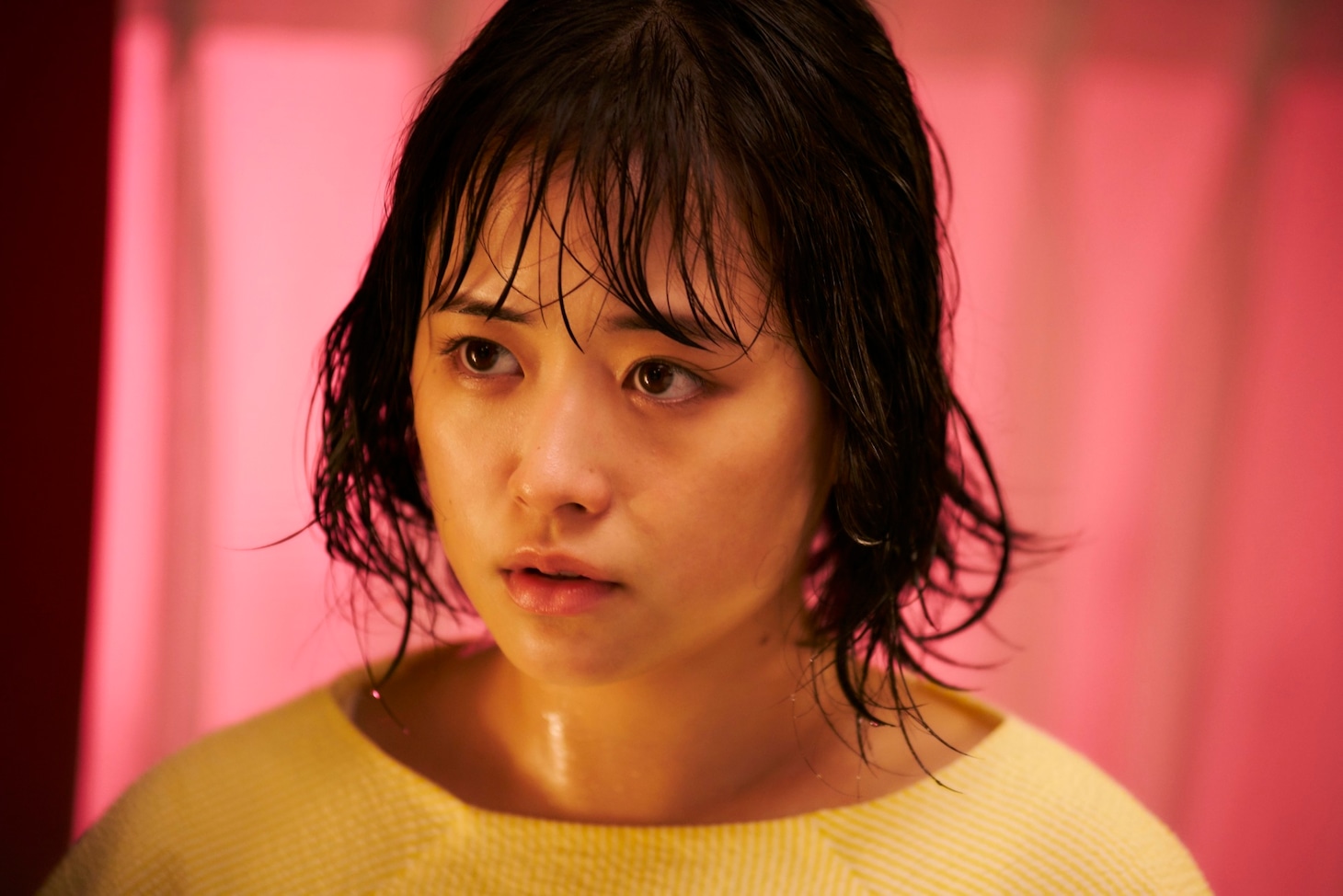 大原櫻子演じる水野羽衣。(c)「びしょ濡れ探偵 水野羽衣」製作委員会