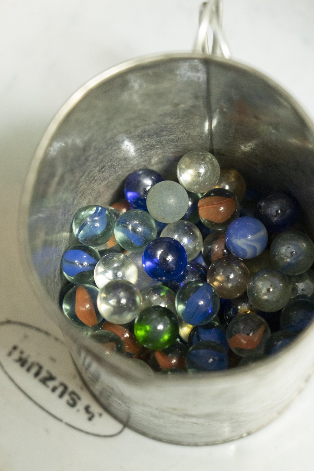 ブリキ缶に入ったビー玉。これも楽器だ。