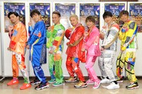 囲み取材で“バイーンダンス”をするDA PUMP。左からU-YEAH、YORI、KIMI、ISSA、DAICHI、KENZO、TOMO。（写真提供：エイベックス）