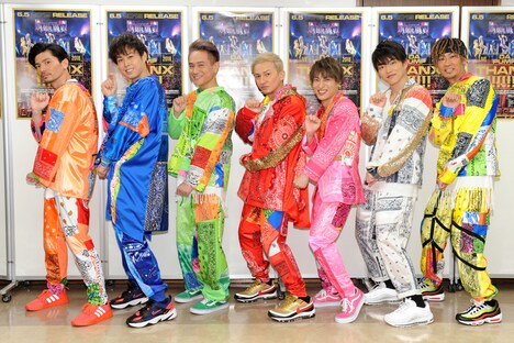 囲み取材で“バイーンダンス”をするDA PUMP。左からU-YEAH、YORI、KIMI、ISSA、DAICHI、KENZO、TOMO。(写真提供:エイベックス)