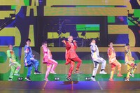 人気画像9位は「DA PUMP、約16年半ぶり日本武道館ワンマンで“バイーンダンス”な新曲初披露」より、左からKIMI、YORI、DAICHI、ISSA、KENZO、U-YEAH、TOMO。（写真提供：エイベックス）