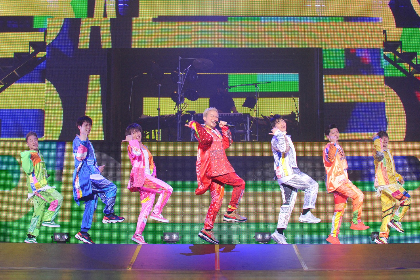 左からKIMI、YORI、DAICHI、ISSA、KENZO、U-YEAH、TOMO。（写真提供：エイベックス）
