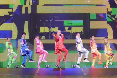 左からKIMI、YORI、DAICHI、ISSA、KENZO、U-YEAH、TOMO。(写真提供:エイベックス)