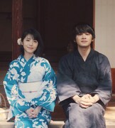 左から浜辺美波、北村匠海（DISH//）。